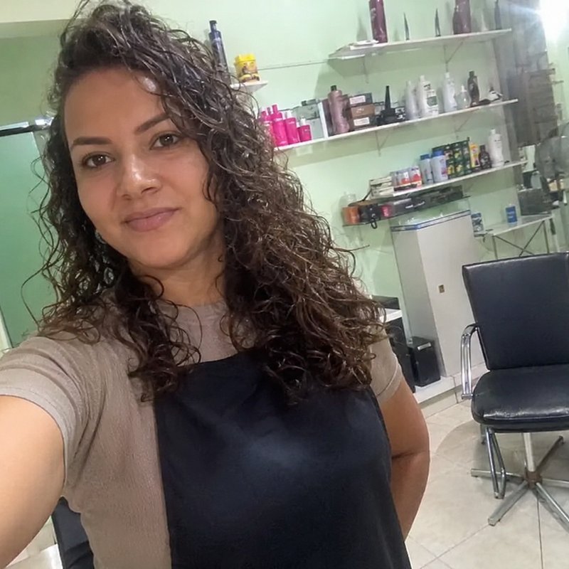 Foto crua de celular: cabeleireira no salão com luz fluorescente
